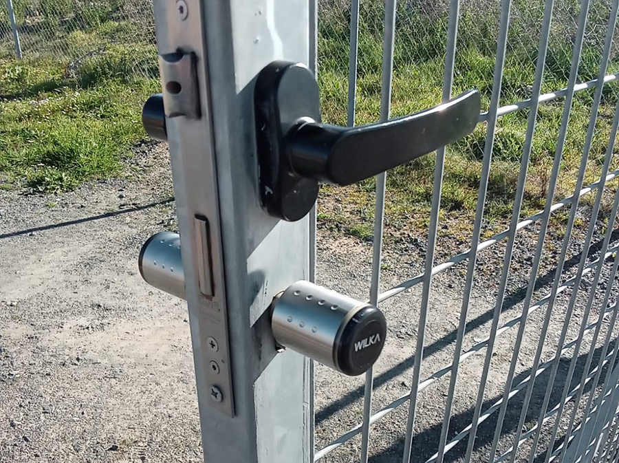 Metalowa brama z elektronicznym cylindrem zamka WILKA