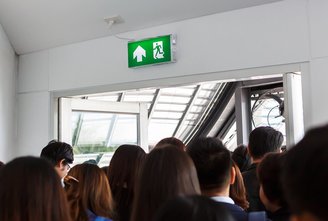 [Translate to Polnisch:] Notausgangsschilder ermöglichen die schnelle Evakuierung von Personen in Gebäuden und stellen dadurch die Fluchtwegsicherung sicher.