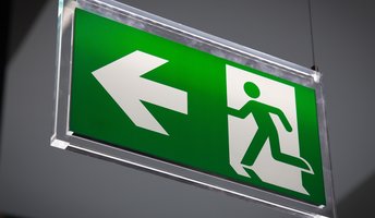 Fluchttüren sind ein wesentlicher Bestandteil von Flucht- und Rettungswegen, die im Notfall den Ausgang aus einem Gebäude oder alternativ den Zugang in einen sicheren Bereich ermöglichen müssen. 