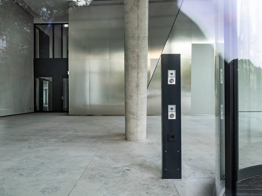 Wnętrze ONE PLAZA z jasnym, pełnym światła foyer.