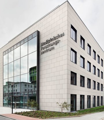 [Translate to Polnisch:] Im Forschungszentrum des Universitätsklinikums Essen haben rund 450 Mitarbeiter Zugang zum Gebäude, doch natürlich darf nicht jeder überall hinein. Die sensiblen Laborbereiche beispielsweise dürfen nur von wenigen berechtigten Personen betreten werden. 