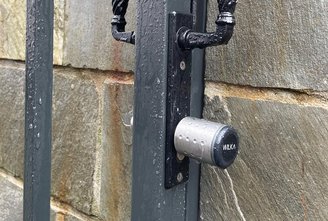 [Translate to Polnisch:] WILKA Schließzylinder haben sich bereits an Außentüren unter anderem bei Regen, Eis und häufigem Nebel sowie Wassernähe bewiesen.