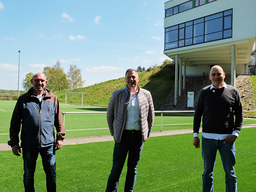 Specjalistyczny sprzedawca WILKA Jörg Ehlers, Marcel Beu z WILKA i Sebastian König, dyrektor handlowy Uwe Seeler Fußballpark, podczas rozmowy na miejscu.