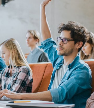 [Translate to Polnisch:] Schließanlagen für Schulen und Universitäten stellen nicht nur in Bezug auf die Sicherheit, besonders hohe Anforderungen an die Schließanlage.