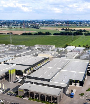 [Translate to Polnisch:] Auf einer Fläche von 31.100 qm, 18.000 qm davon bebaut, hat Metroloq in insgesamt 15 Hallen einen digitalen Unternehmerpark mit Büro-, Lager- und Parkplatzflächen errichtet, der für die Mieter nicht nur flexibel und vielfältig nutzbar, sondern auch bezahlbar sein soll. 