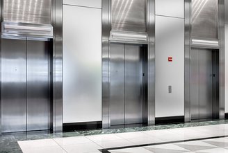 [Translate to Polnisch:] Individuelle Zylinder für den Einsatz in Aufzugsteuerungen