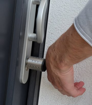 [Translate to Polnisch:] Die Betätigung des elektronischen WILKA Schließzylinders erfolgt über ein Mikrochipimplantat unter der Haut.