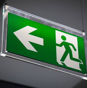 Fluchttüren sind ein wesentlicher Bestandteil von Flucht- und Rettungswegen, die im Notfall den Ausgang aus einem Gebäude oder alternativ den Zugang in einen sicheren Bereich ermöglichen müssen. 