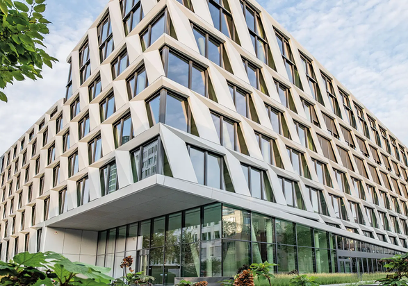 Nowoczesna architektura budynku biurowego projektu ONE PLAZA z charakterystyczną fasadą i dużymi przeszkleniami.