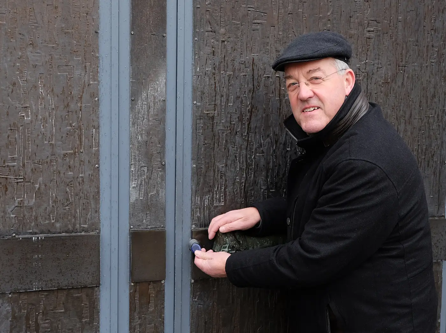 Ksiądz Herbert Werth przed drzwiami kościoła